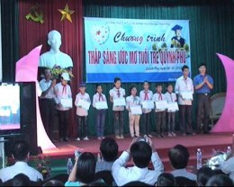 Huyện đoàn Quỳnh Phụ tổ chức trao học bổng "Thắp sáng ước mơ Tuổi trẻ Quỳnh Phụ" năm 2013