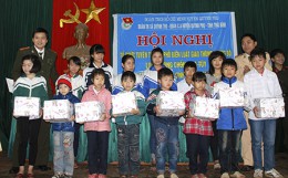 Quỳnh Thọ 15 học sinh có hoàn cảnh khó khăn được nhận quà