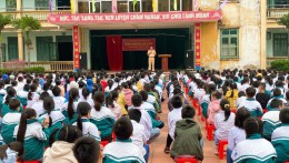 Quỳnh Phụ: Liên đội tiểu học TT Quỳnh Côi tổ chức Hoạt động ngoại khóa Tìm hiểu pháp luật về an toàn giao thông.