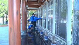 Đoàn viên Thanh niên cộng sản Hồ Chí Minh huyện tham gia dọn vệ sinh khu đài tưởng niệm huyện