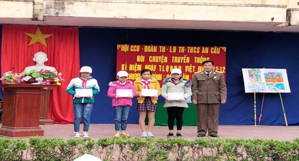 Quỳnh Phụ: Liên đội trường TH & THCS An Cầu Nói chuyện truyền thống kỷ niệm ngày QĐND Việt Nam và chương trình : Chăn ấm mùa đông