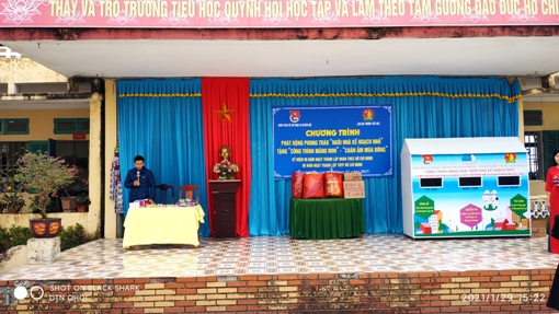 Trao tặng công trình măng non “Ngôi nhà kế hoạch nhỏ” – “Chăn ấm mùa đông” tại Liên Đội trường Tiểu học xã Quỳnh Hội