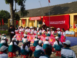 Liên đội THCS Quỳnh Lâm tổ chức Lễ sơ kết phong trào “Tiết kiệm nuôi lợn nhân đạo”, “Góp gạo giúp bạn nghèo ăn Tết” và trao học bổng cho học sinh nghèo Năm học 2013-2014