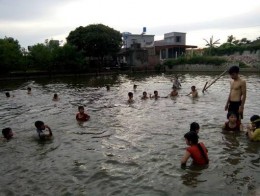 BCH Đoàn xã An Quý tổ chức lớp tập bơi cho thanh thiếu nhi