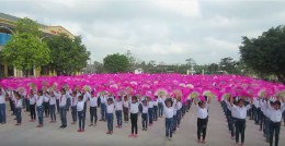 Hơn 500 học sinh Tiểu học An Vinh - Thái Bình múa chèo tại sân trường