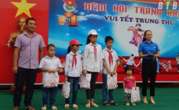 Đoàn Thanh niên huyện Quỳnh Phụ tặng quà thiếu nhi nhân dịp Tết Trung thu