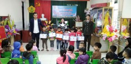 Đoàn xã An Đồng tổ chức trao quà cho học sinh khó khăn