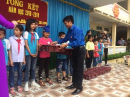 Đoàn xã Quỳnh Hội trao tặng “ Đàn gà khăn quàng đỏ” tại Liên đội Tiểu học