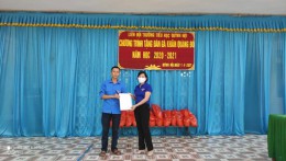 Đoàn TNCS Hồ Chí Minh xã Quỳnh Hội trao tặng “ Đàn gà khăn quàng đỏ” cho các em học sinh có hoàn cảnh khó khăn.