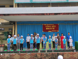 Đoàn TNCS Hồ Chí Minh – Liên đội trường Tiểu Học xã Quỳnh Hội trao tặng “ Đàn gà khăn quàng đỏ”