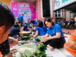 Ban Thường vụ Huyện đoàn, Hội đồng đội huyện Quỳnh phụ đã tổ chức chưng trình bánh chưng cho em