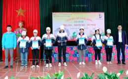 Bảo hiểm Xã hội huyện Quỳnh Phụ: Trao quà cho học sinh có hoàn cảnh khó khăn