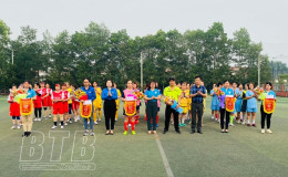 Quỳnh Phụ: Giao hữu bóng đá nữ cán bộ, công nhân viên chức, người lao động