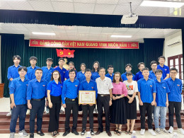 Đồng chí Lê Văn Châu - Tỉnh ủy viên, UVBCH TƯ Đoàn, Bí thư Tỉnh đoàn trao tặng bằng khen cho em Lê Xuân Mạnh