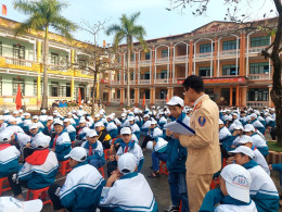 Liên đội THCS thị trấn Quỳnh Côi  tuyên truyền Luật số 14, Nghị định 137/2020/NĐ-CP, an toàn giao thông.