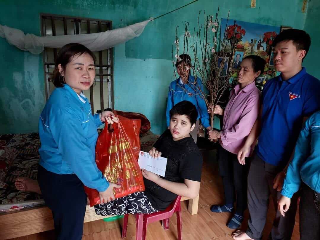 Đồng chí Nguyễn Thị Hồng Thúy- Bí thư Huyện đoàn tới thăm, tặng quà gia đình có hoàn cảnh khó khăn tại xã Quỳnh Hải