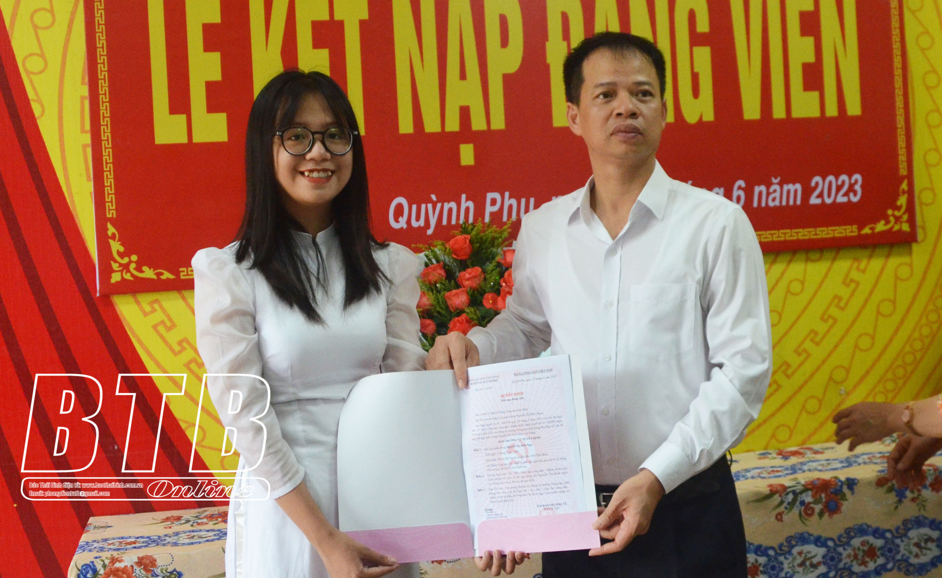 Lãnh đạo Huyện ủy Quỳnh Phụ trao quyết định kết nạp Đảng cho em Nguyễn Thị Bích Ngọc.