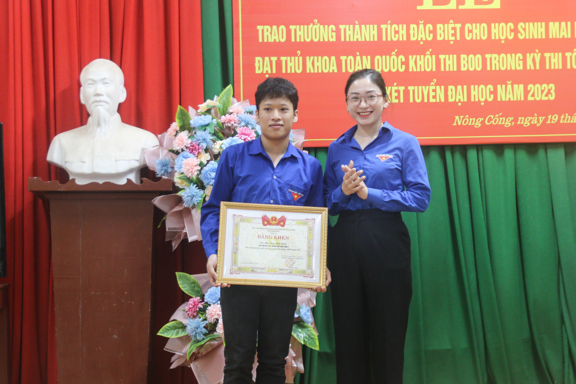 Đồng chí Phùng Tố Linh, Phó Bí thư Tỉnh đoàn trao bằng khen cho em Mai Duy Anh Quân, học sinh lớp 12A7 trường THPT Nông Cống 2