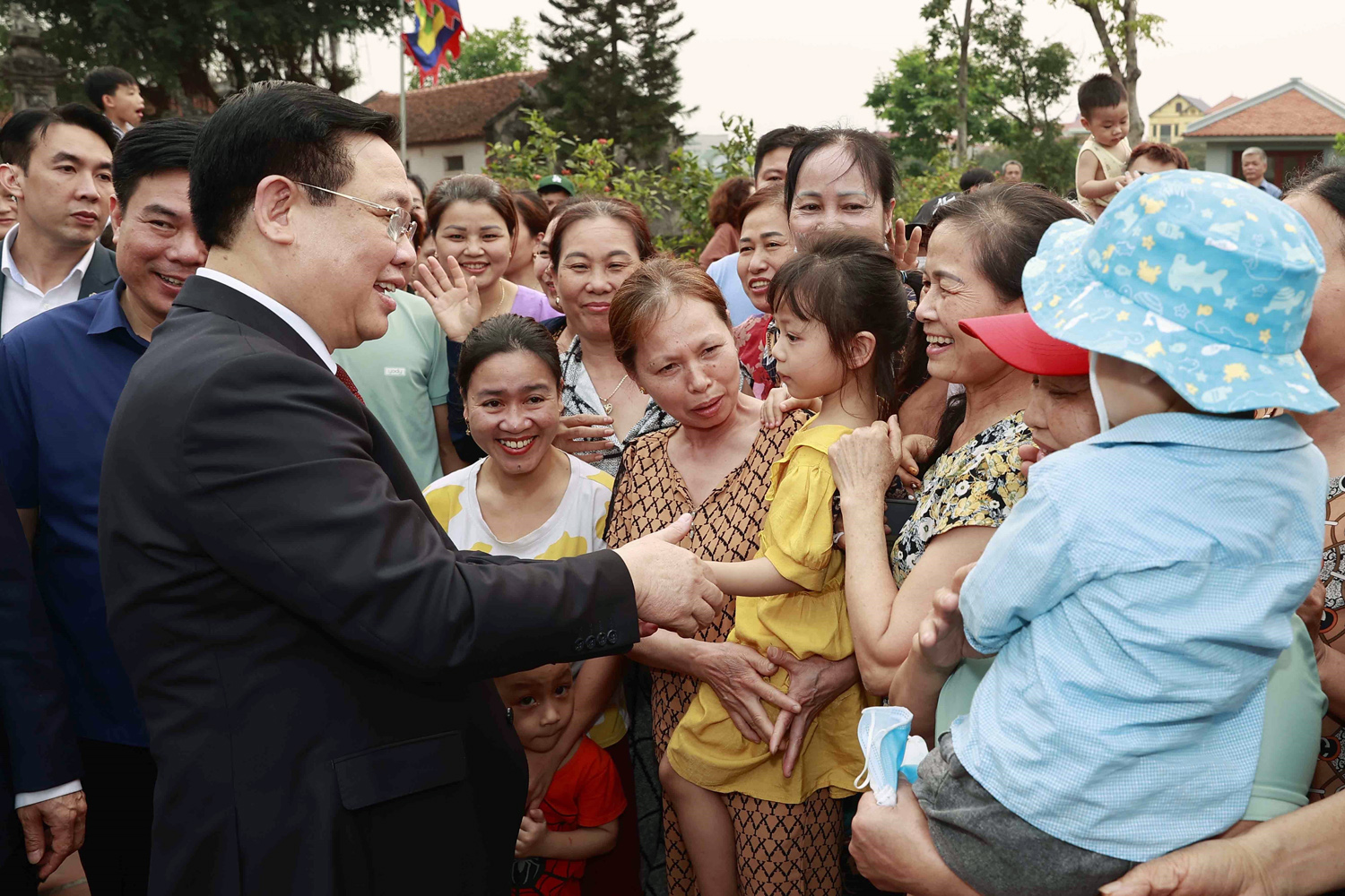 Ủy viên Bộ Chính trị, Chủ tịch Quốc hội Vương Đình Huệ với người dân huyện Thuận Thành, tỉnh Bắc Ninh_Ảnh: TTXVN