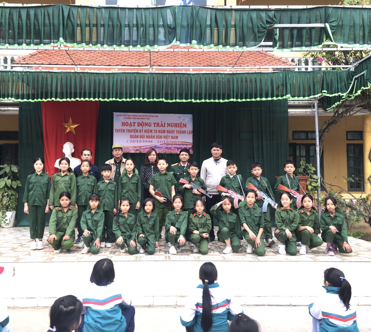 Hoạt động trải nghiệm chào mừng kỉ niệm 79 năm ngày thành lập Quân đội nhân dân Việt Nam(22/12/1944 – 22/12/2023)  tại Liên đội trường Tiểu học Đồng Tiến