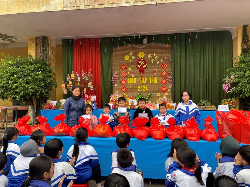 Liên đội TH&THCS Quỳnh Hoàng tổ chức chương trình “Hũ gạo tình thương – giúp bạn đến trường”